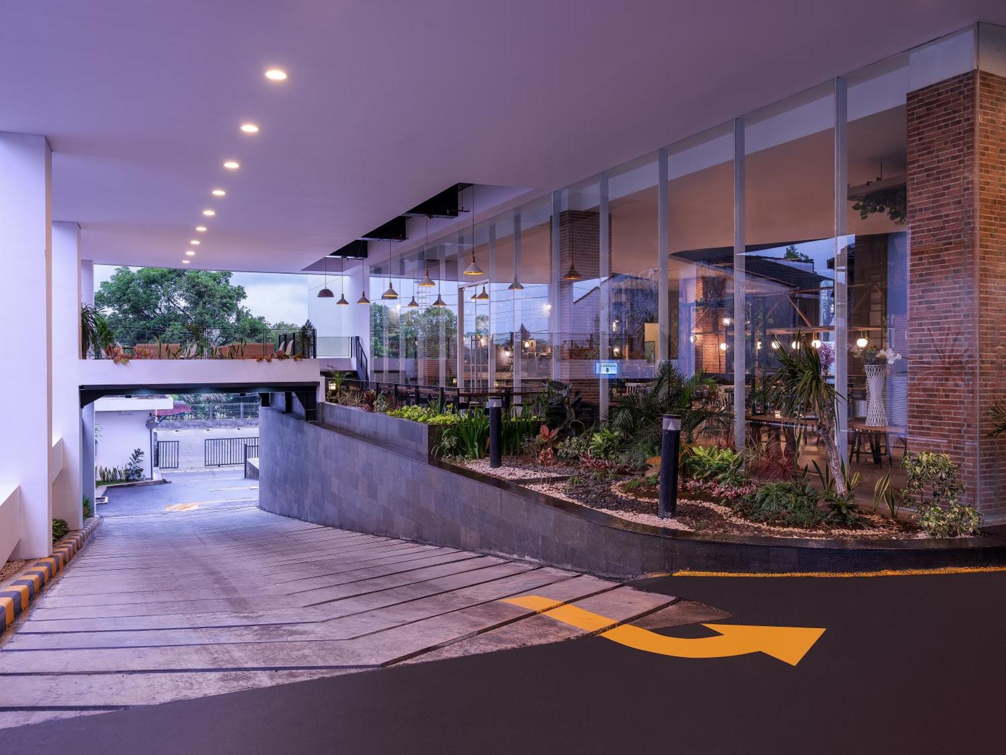 Luminor Hotel Purwokerto By Wh Екстериор снимка